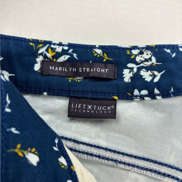 NYDJ NWT Marilyn Straight Navy Floral Jeans Size 4 Petite - Picture 4 of 10